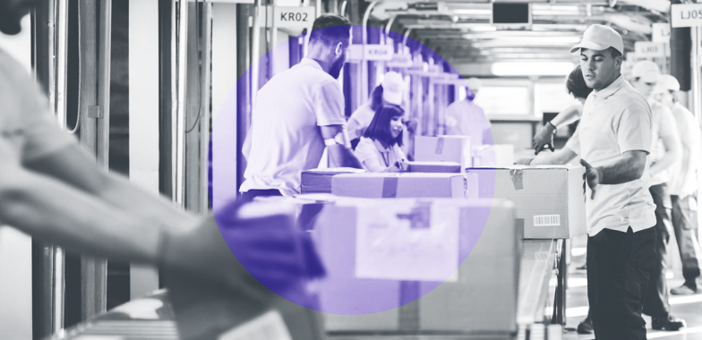 Conveyor belt with parcels and workers
