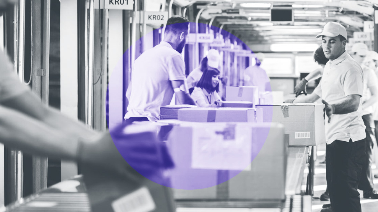 Conveyor belt with parcels and workers